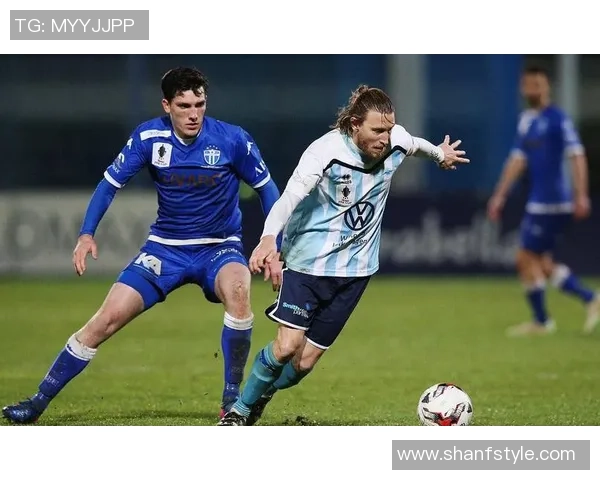 足球球星陷入低谷从荣耀巅峰到意外沦陷的人生轨迹